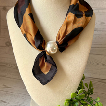 Load image into Gallery viewer, Magnetic Closure Scarf