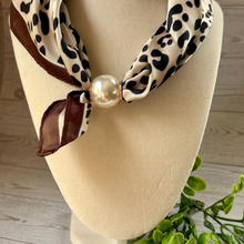 Load image into Gallery viewer, Magnetic Closure Scarf
