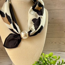 Load image into Gallery viewer, Magnetic Closure Scarf