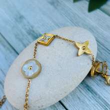 Load image into Gallery viewer, Quatrefoil Clover Bracelet
